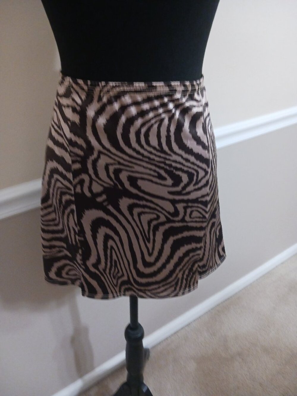 Pre Owned Urban Outfitters Black and Gold Swirl Mini Skirt